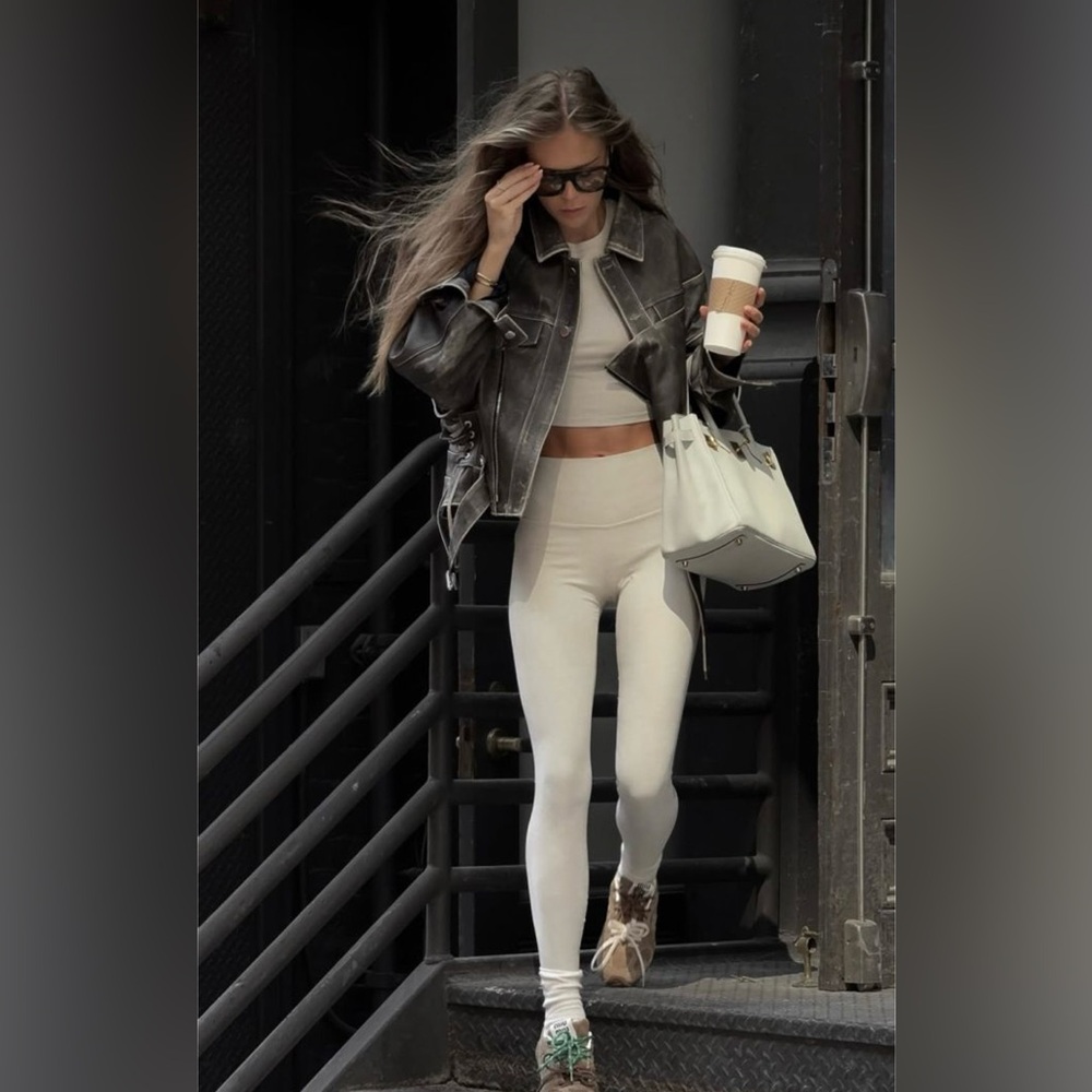 Stylish Light Gray Long Sleeve Active Crop Top